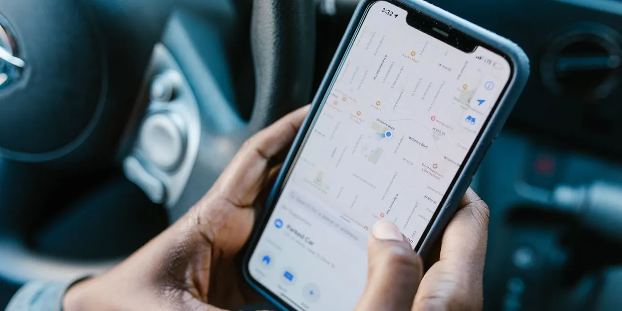 Vue d'un tableau de bord avec application trafic ouverte, conducteur cherchant un itinéraire alternatif